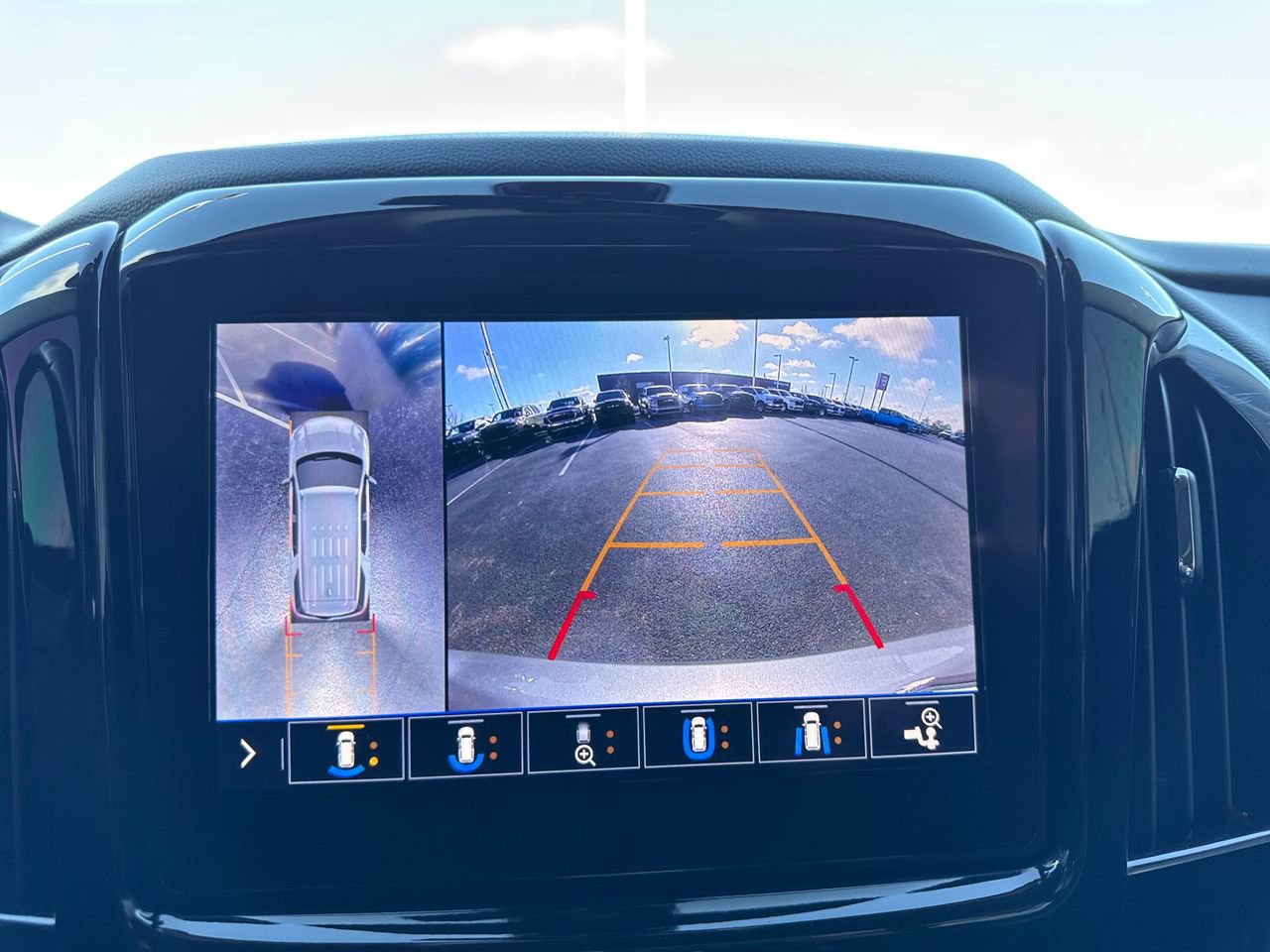 Used 2020 Chevrolet Traverse LT w/ LT Premium Package image 21