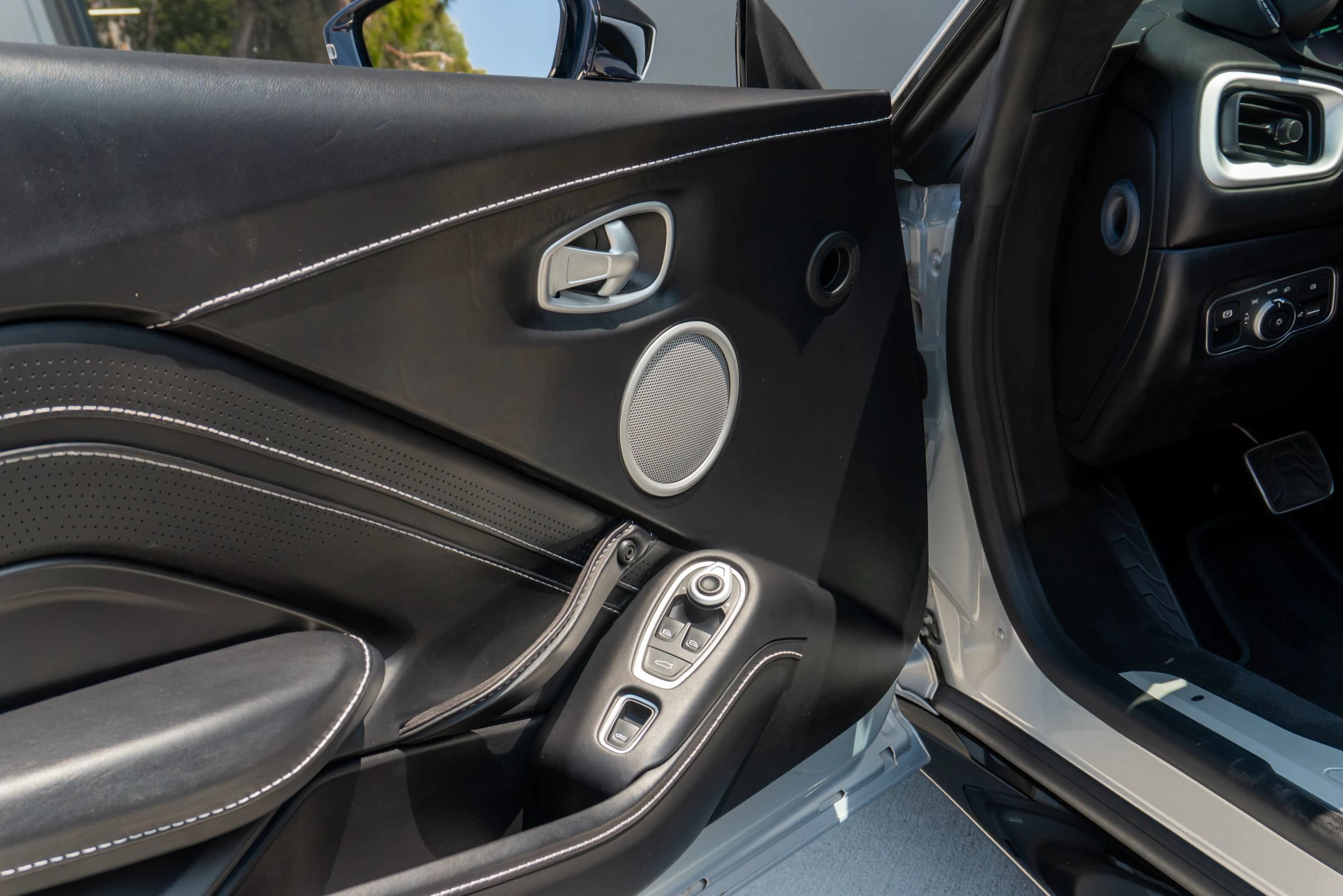 Used 2022 Aston Martin V8 Vantage Roadster RWD image 69