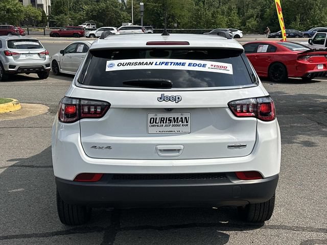 Used 2024 Jeep Compass Latitude w/ Sun and Sound Group AWD/4WD image 4