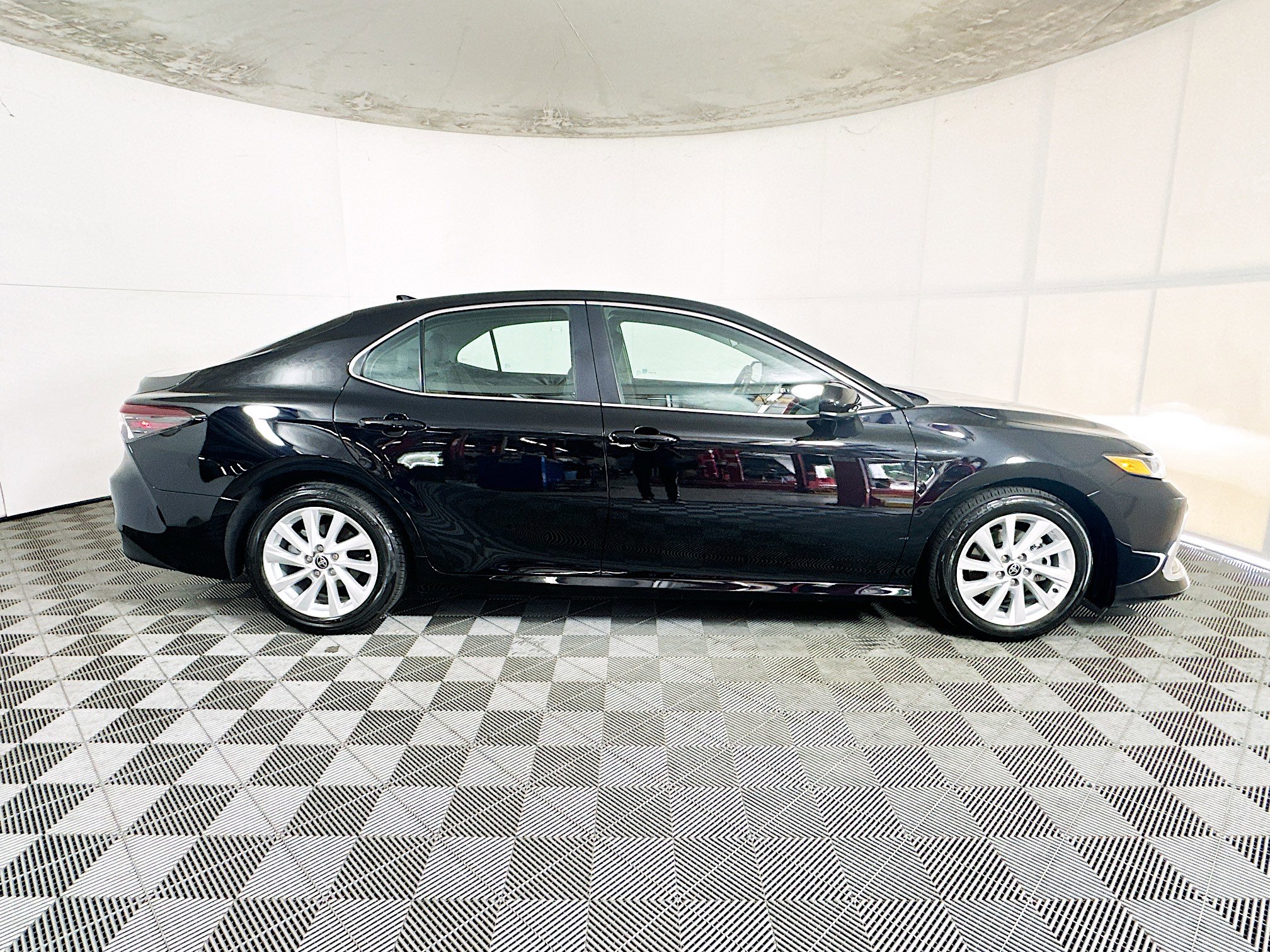 Used 2023 Toyota Camry LE FWD image 2