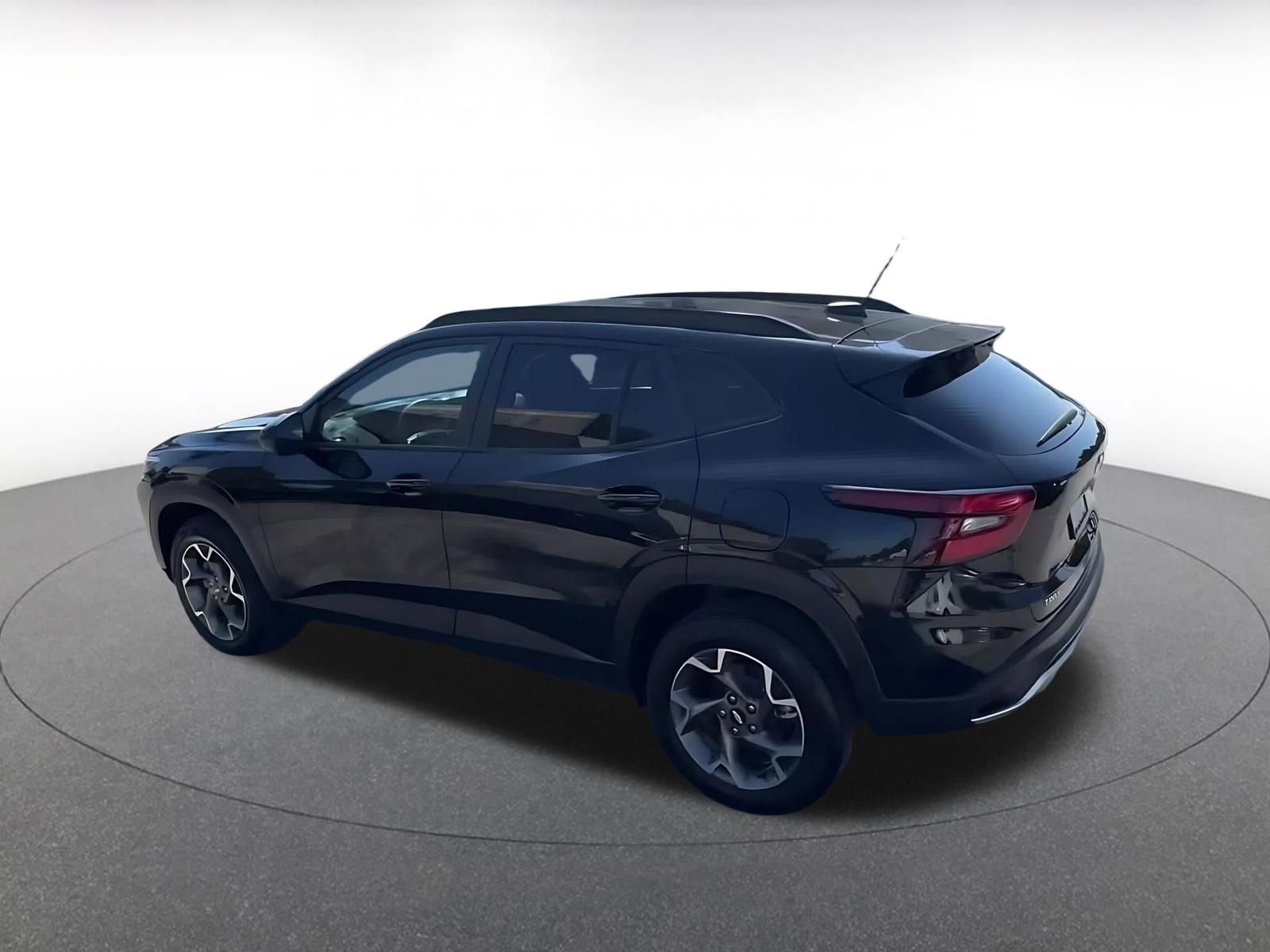 Used 2025 Chevrolet Trax LT FWD image 11