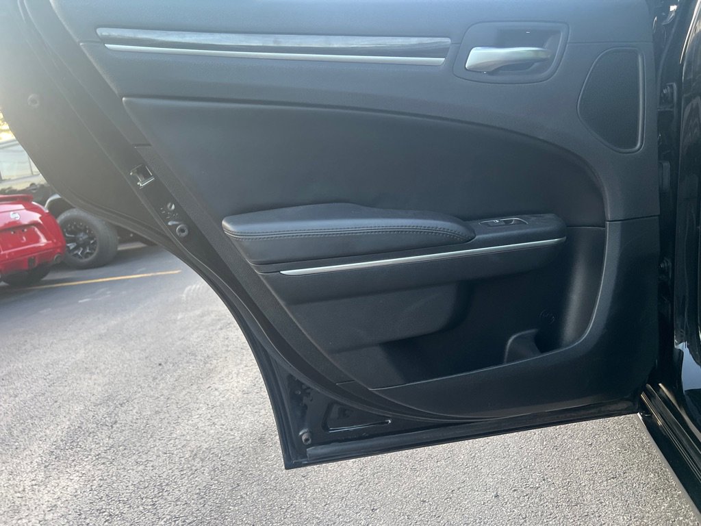 Used 2015 Chrysler 300 Limited w/ 300 Premium Group image 9