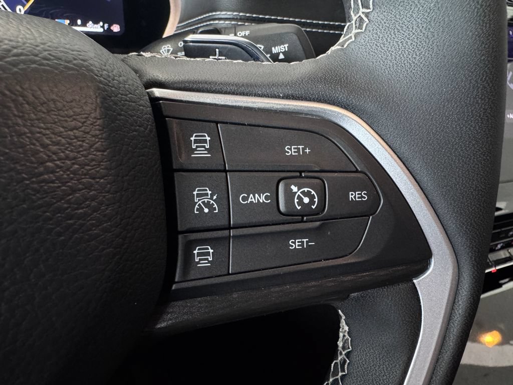 Used 2025 Jeep Grand Cherokee L Laredo AWD/4WD image 17