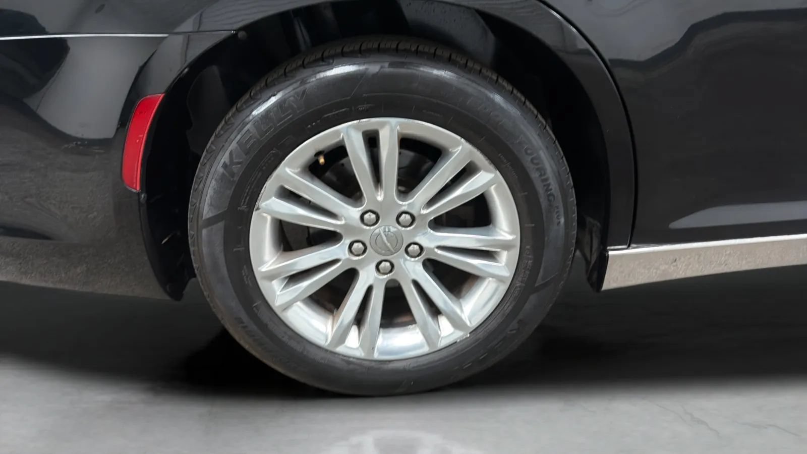 Used 2016 Chrysler 300 C RWD image 26