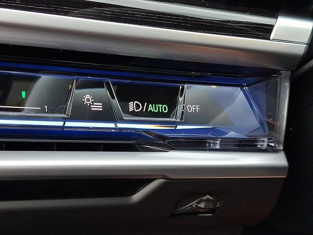 Used 2026 BMW 750e xDrive AWD/4WD image 22