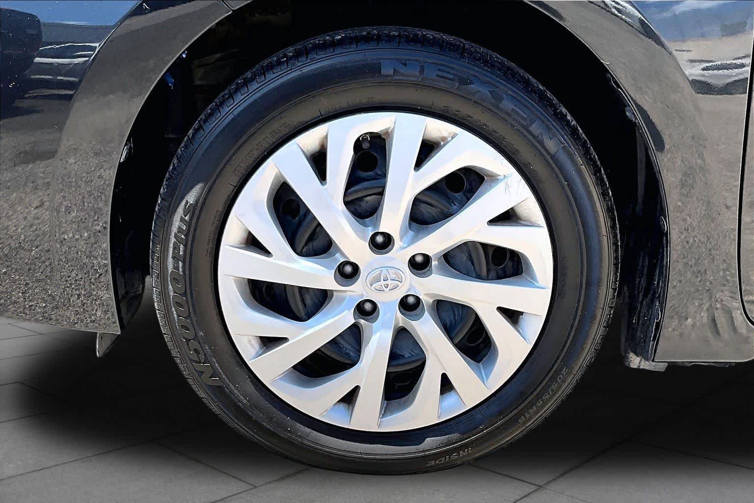 Used 2018 Toyota Corolla LE FWD image 13