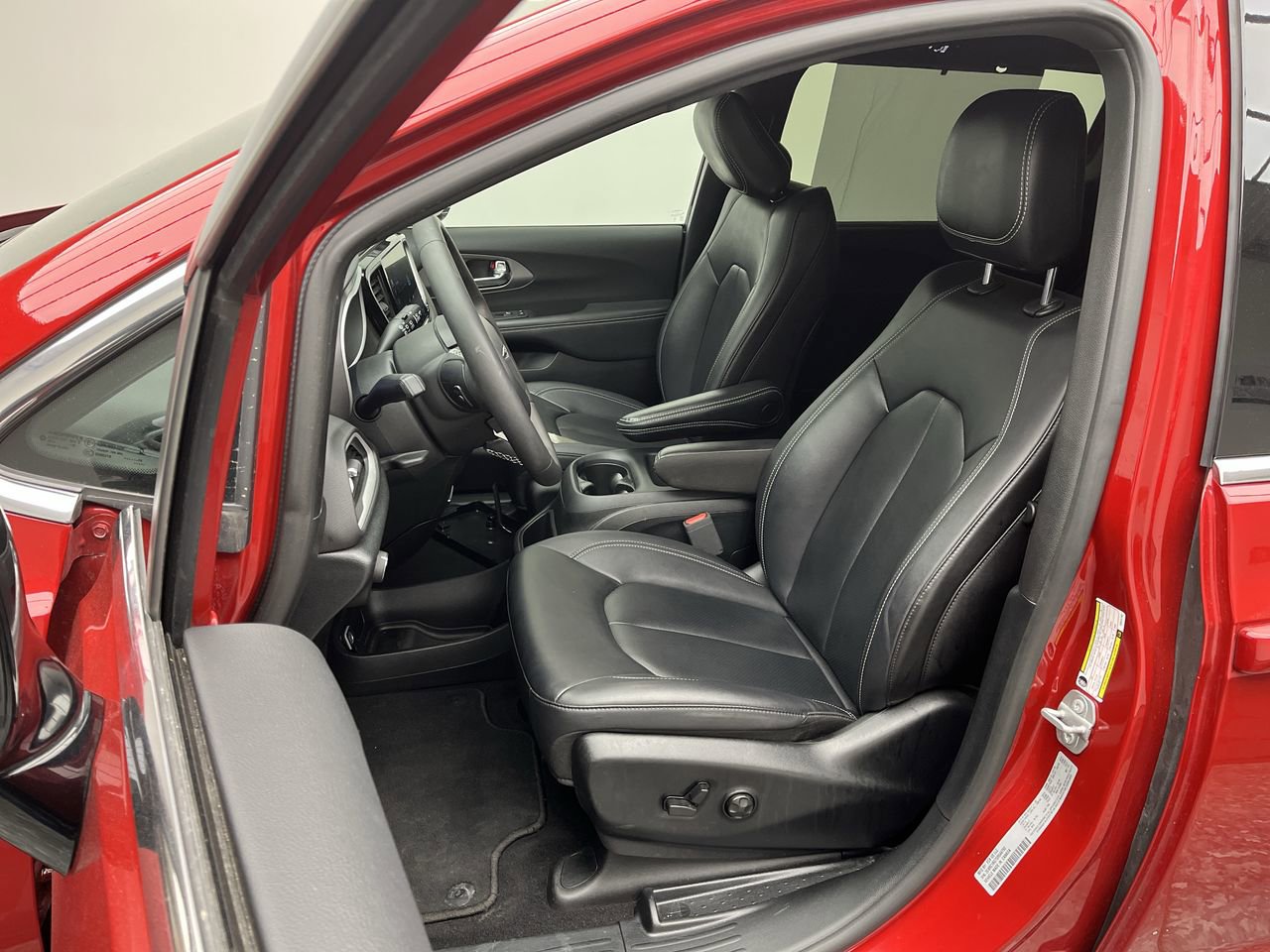 Used 2025 Chrysler Pacifica Select FWD image 8