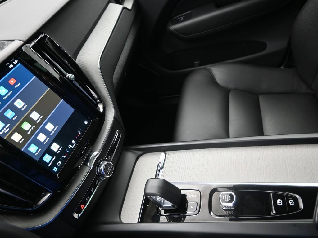 Used 2025 Volvo XC60 B5 Plus image 20