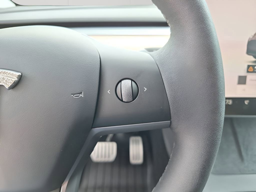 Used 2025 Tesla Model Y Performance image 33