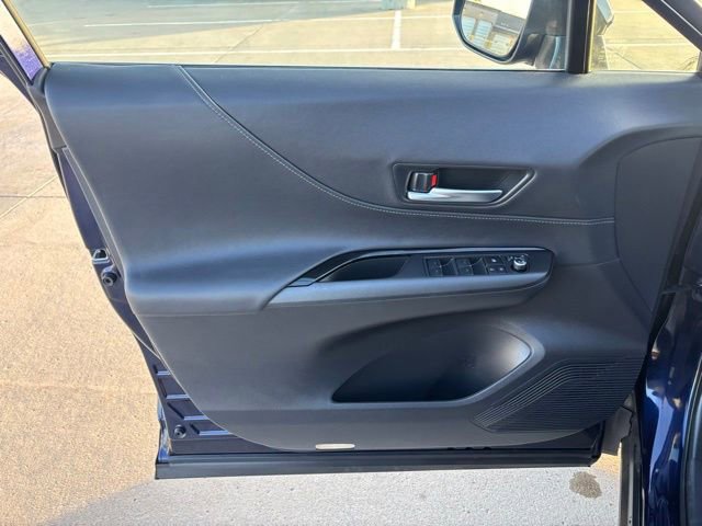 Used 2023 Toyota Venza LE image 18