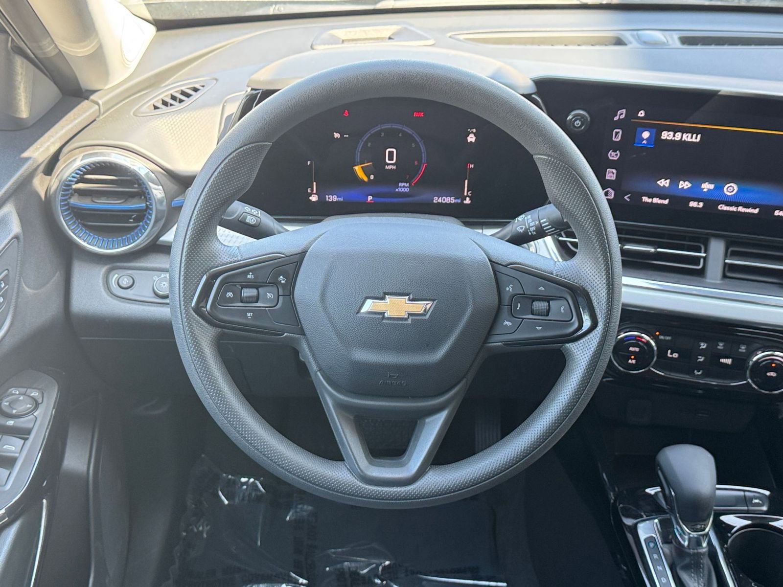 Used 2025 Chevrolet Trax LT FWD image 28