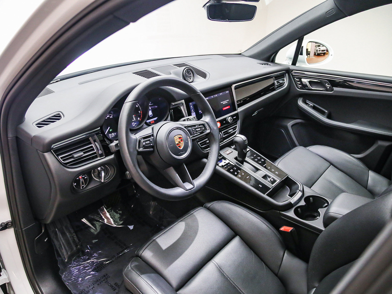 Certified 2026 Porsche Macan AWD/4WD image 9