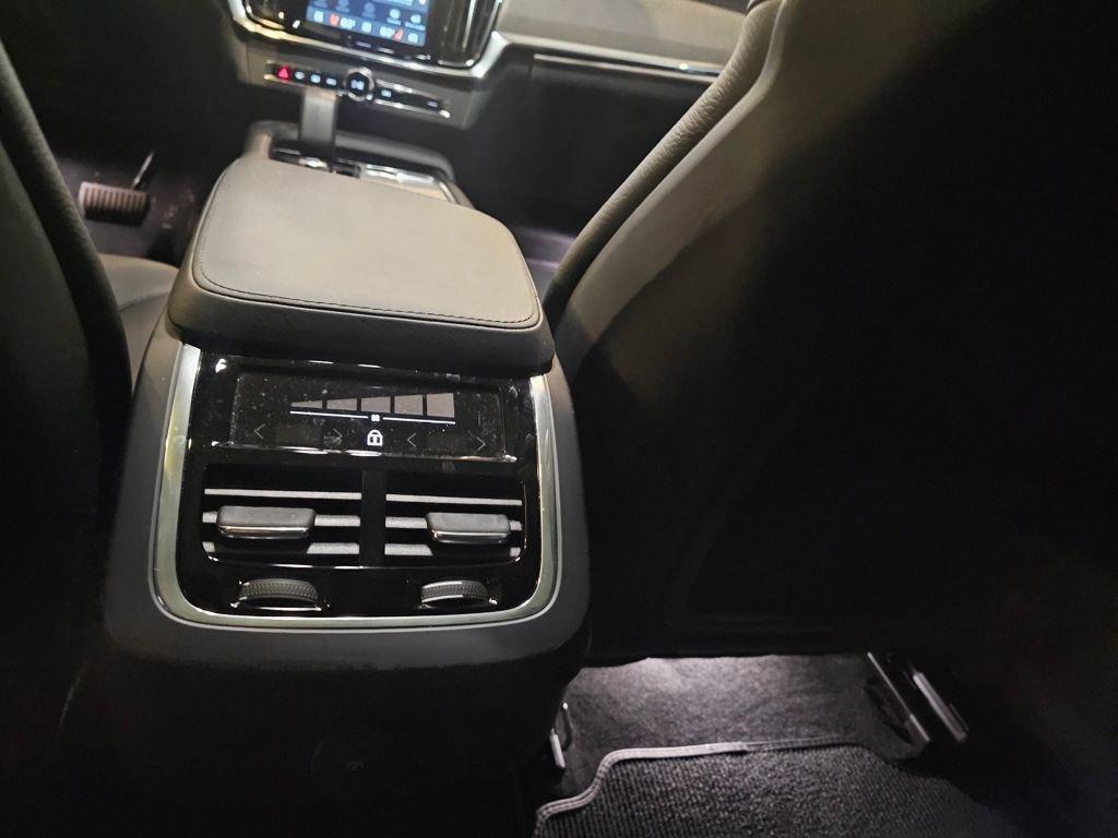 Certified 2025 Volvo V90 B6 Cross Country Plus image 16
