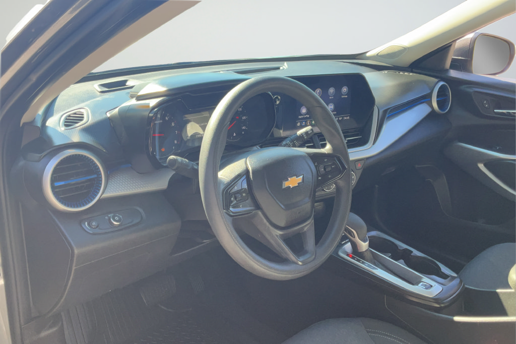 Used 2025 Chevrolet Trax LS w/ Driver Confidence Package FWD image 23