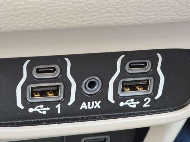 Used 2022 Chrysler Pacifica Touring-L image 12