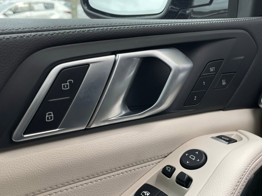 Used 2022 BMW X5 xDrive40i w/ Premium Package image 13