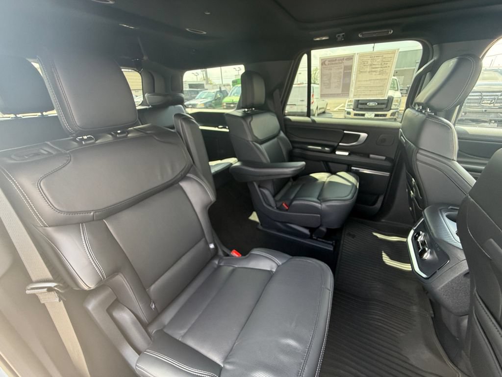 Used 2025 Ford Expedition Platinum w/ Stealth Performance Package AWD/4WD image 34