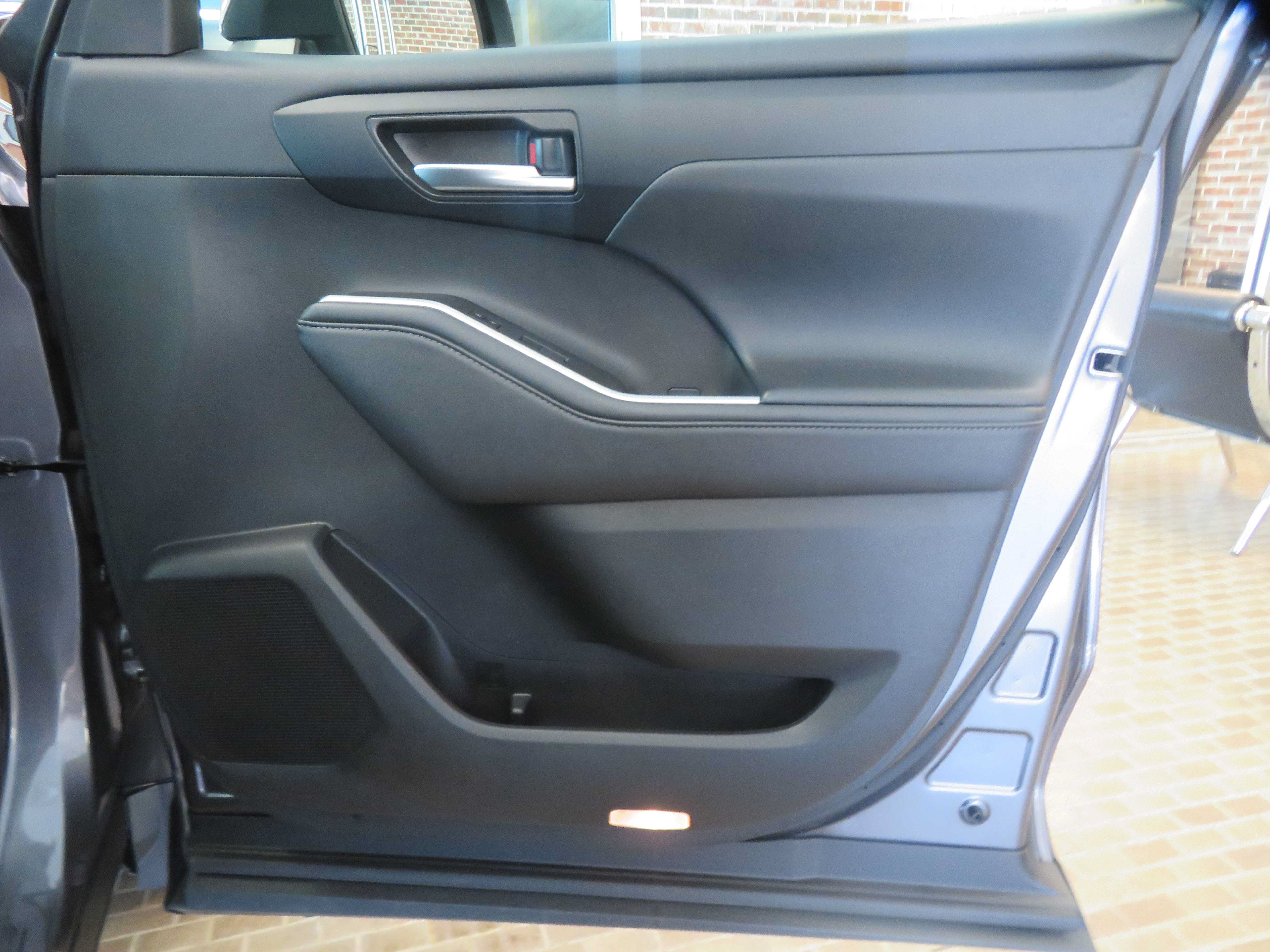 Used 2020 Toyota Highlander XLE FWD image 28
