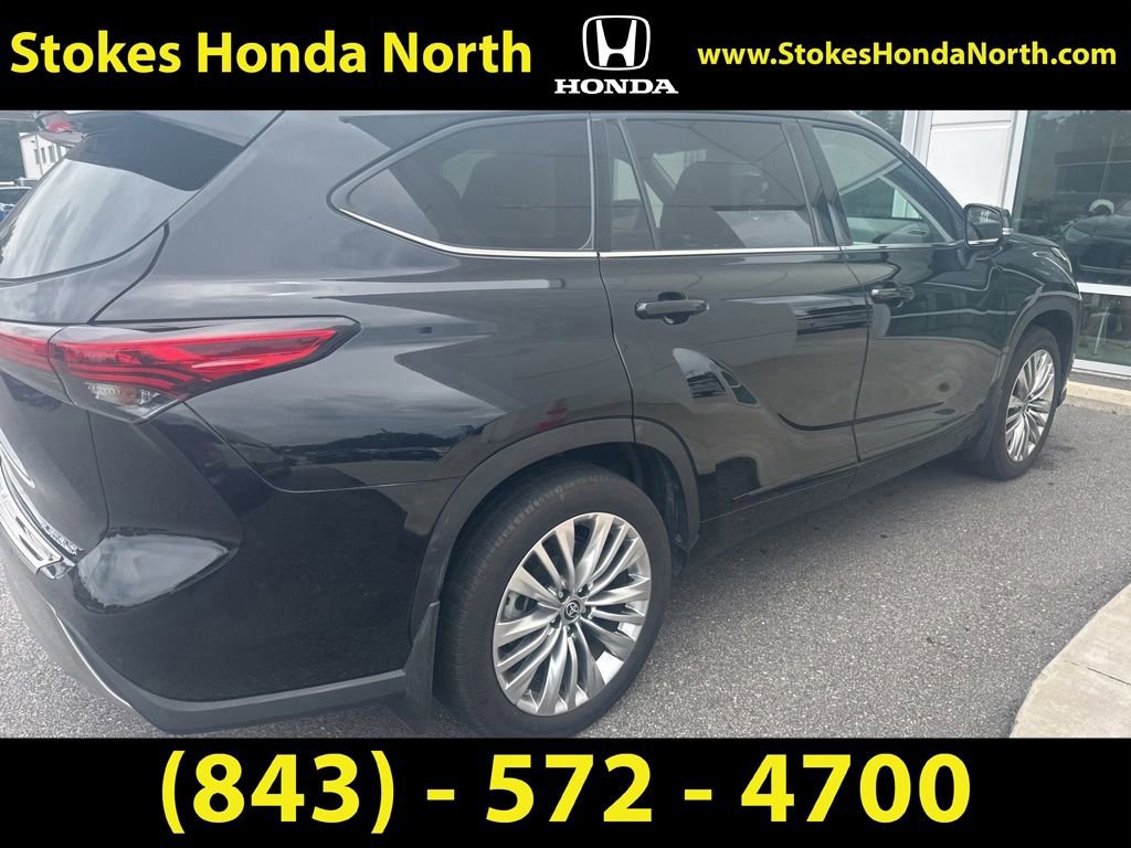 Used 2023 Toyota Highlander Platinum FWD image 3