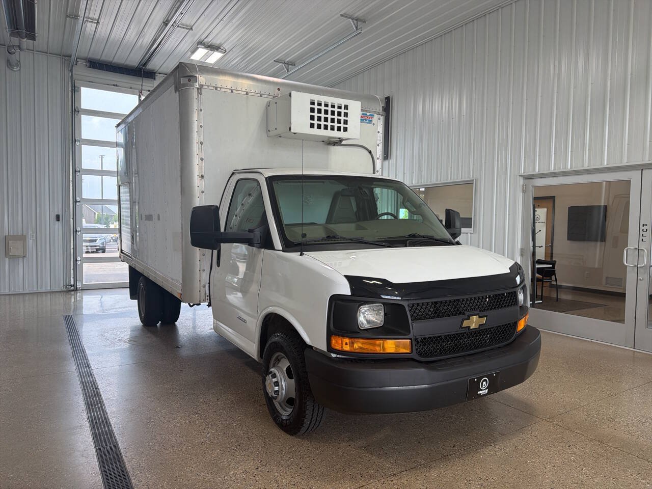 Used 2016 Chevrolet Express 4500 RWD image 3