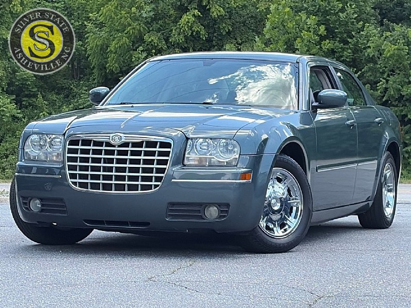 Used 2005 Chrysler 300 Touring RWD image 1