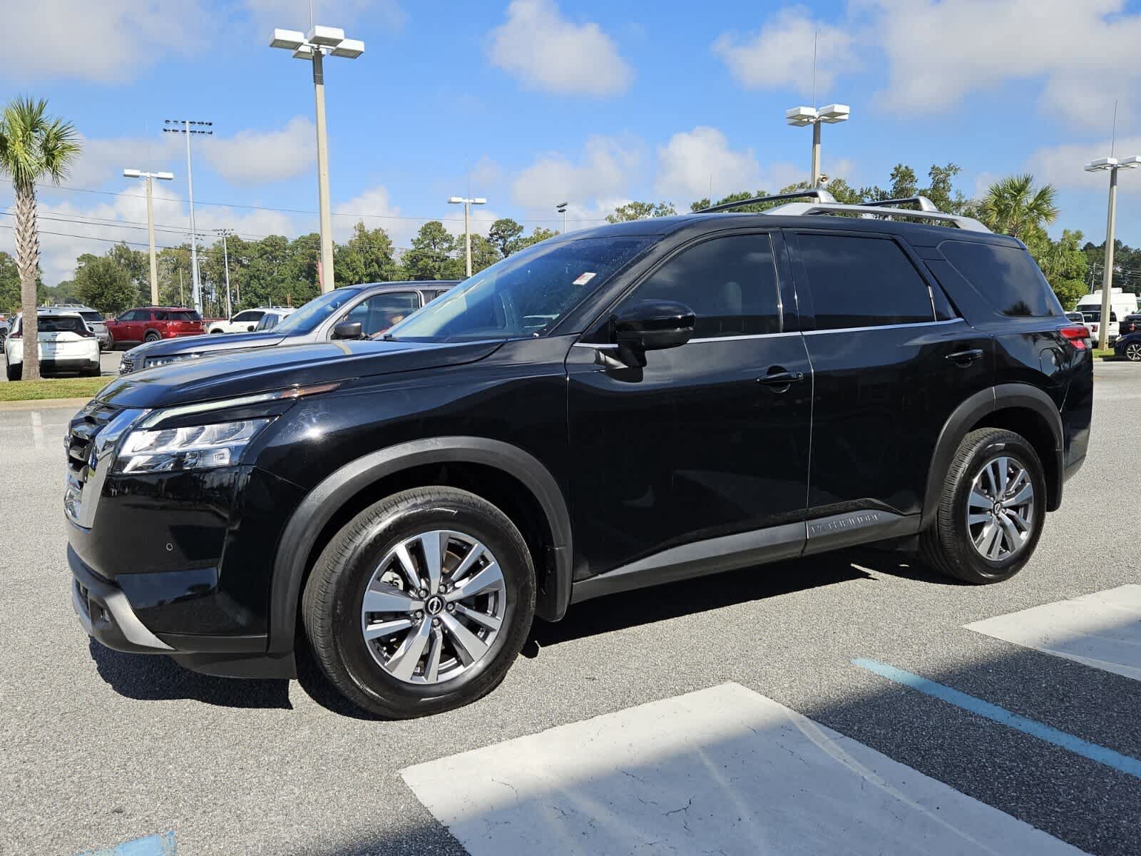 Used 2023 Nissan Pathfinder SL AWD/4WD image 2