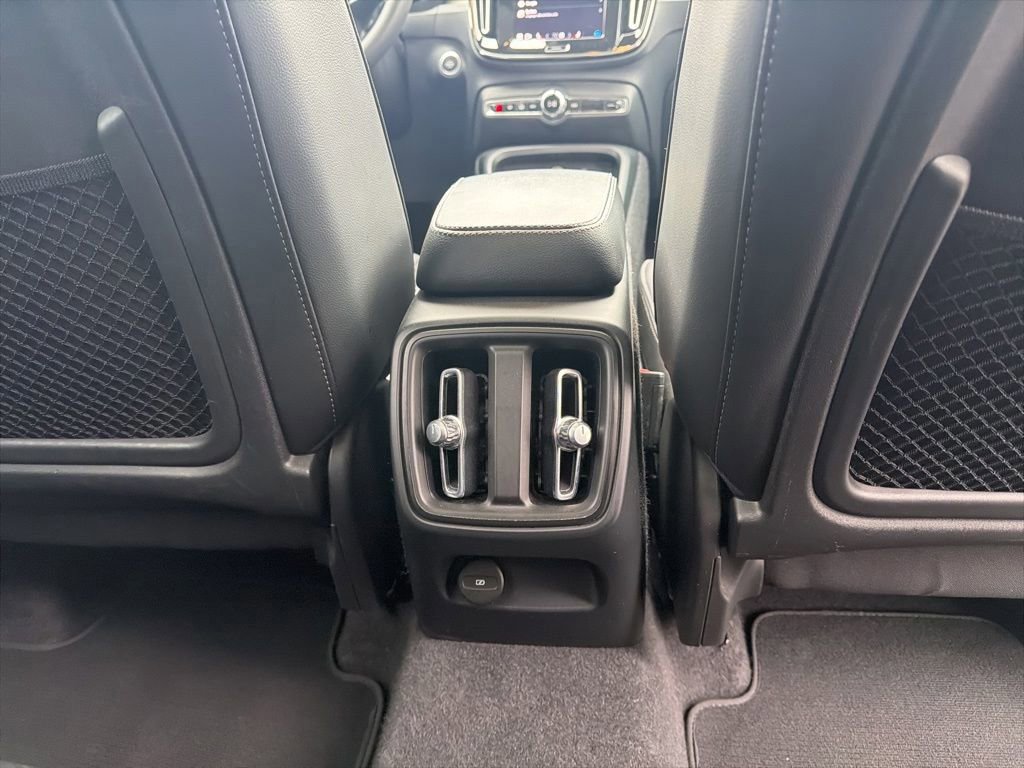 Used 2023 Volvo XC40 B5 Plus AWD/4WD image 15