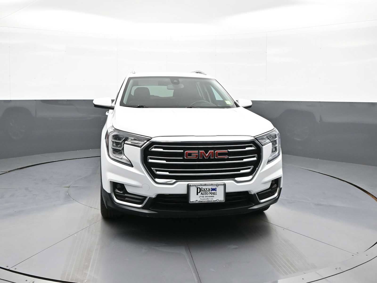 Used 2022 GMC Terrain SLT w/ Infotainment Package II AWD/4WD image 2
