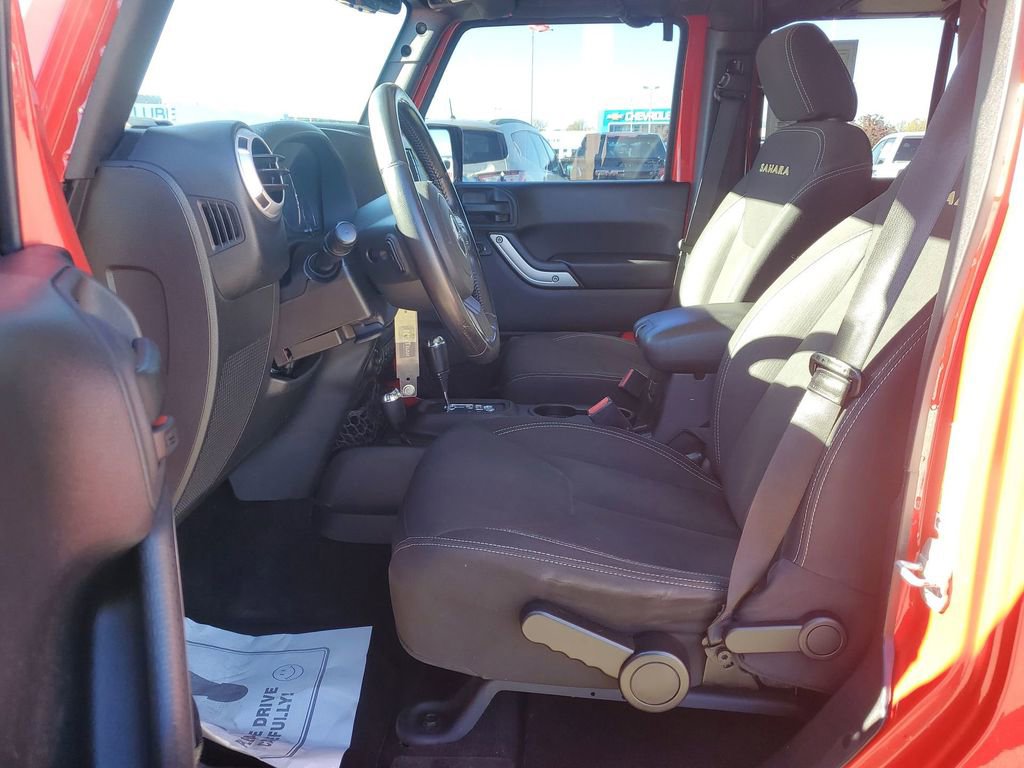 Used 2015 Jeep Wrangler Unlimited Sahara w/ Connectivity Group image 18