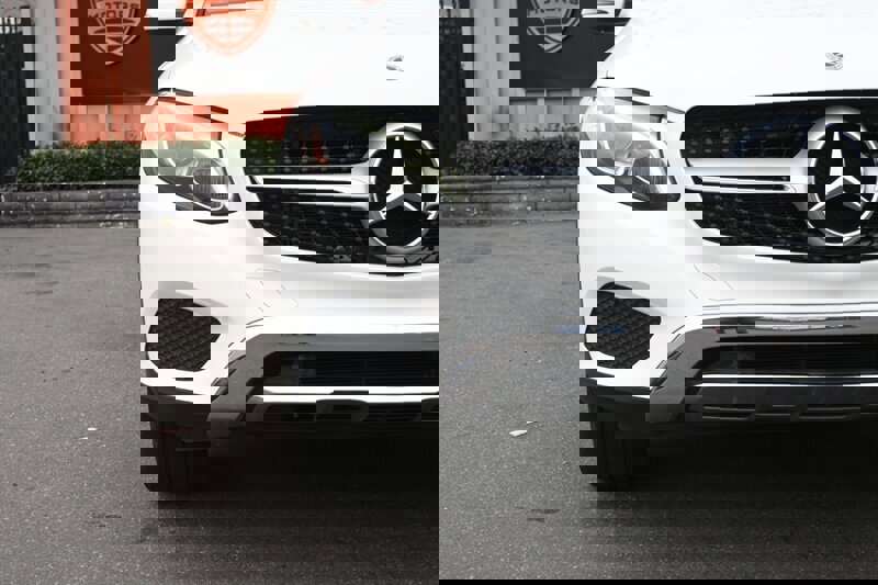 Used 2018 Mercedes-Benz GLC 300 4MATIC Coupe image 3