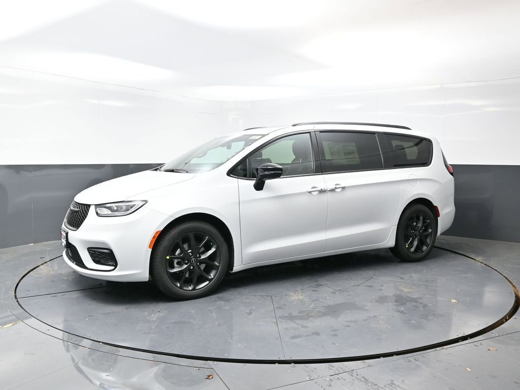 New 2026 Chrysler Pacifica Limited w/ S Appearance Package FWD image 5