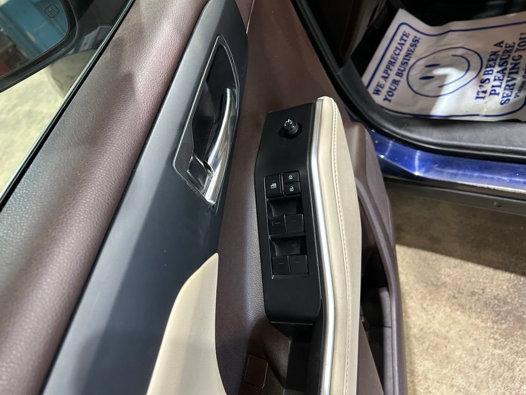 Used 2022 Toyota Highlander XLE AWD/4WD image 17