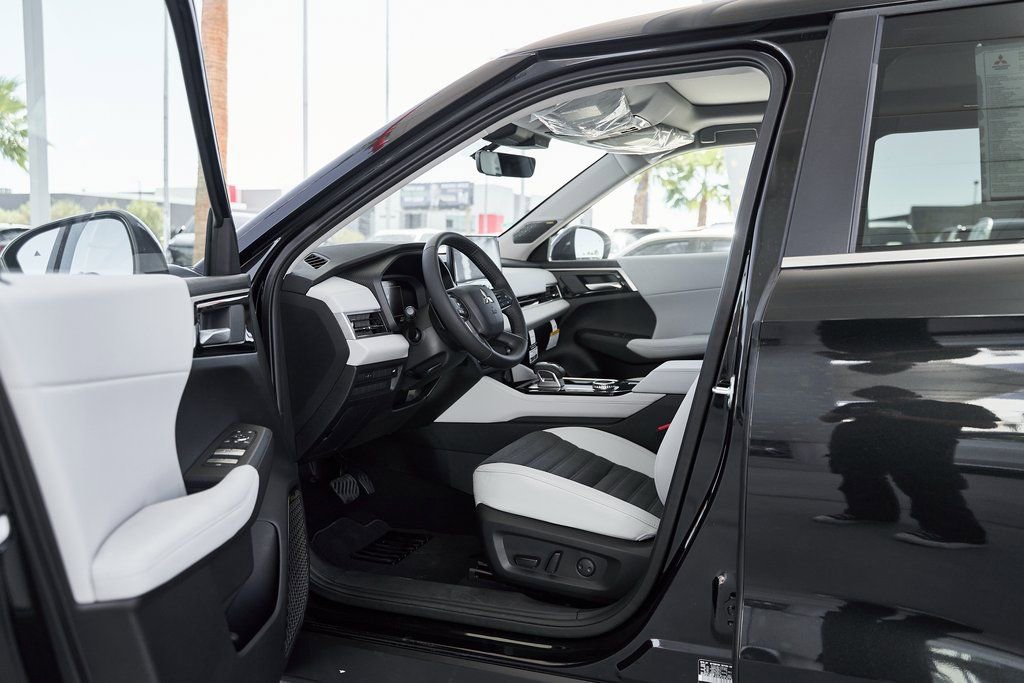 Used 2025 Mitsubishi Outlander SE FWD image 18