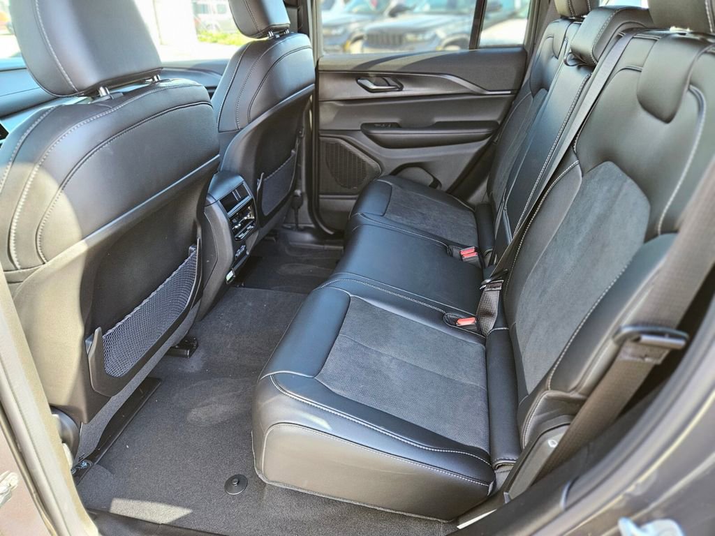 New 2025 Jeep Grand Cherokee Altitude image 15