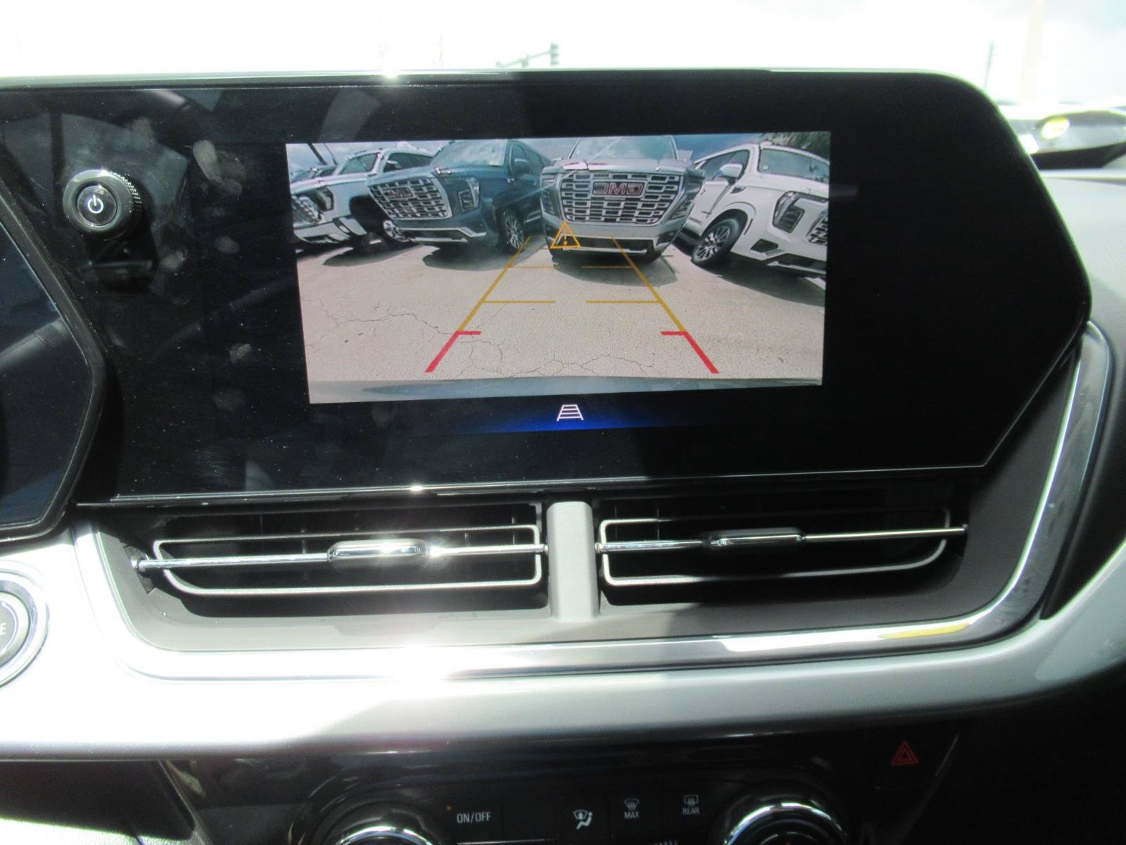 Used 2025 Chevrolet Trax LT w/ Sunroof Package FWD image 30