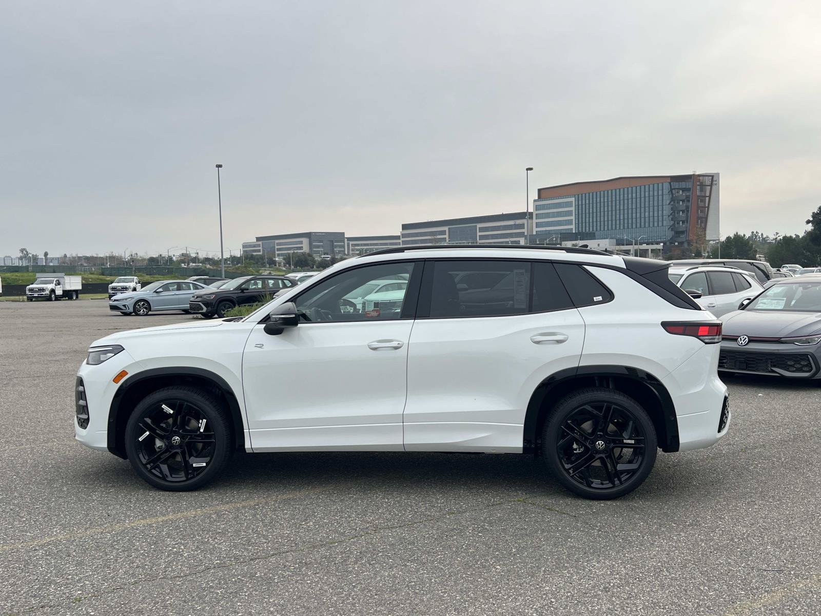 New 2026 Volkswagen Tiguan SE R-Line FWD image 2