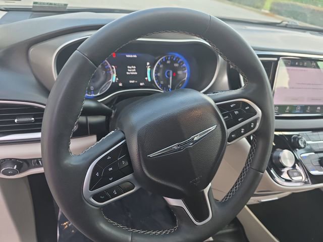 Used 2023 Chrysler Pacifica Touring-L FWD image 18
