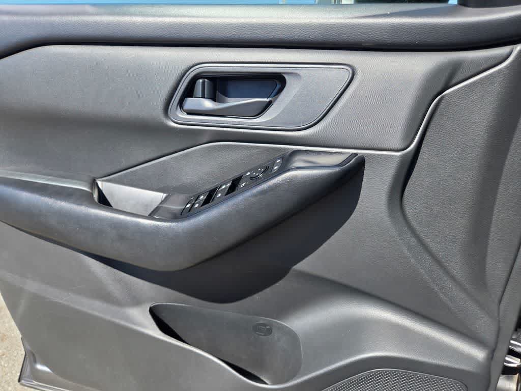 Used 2024 Nissan Rogue S FWD image 19