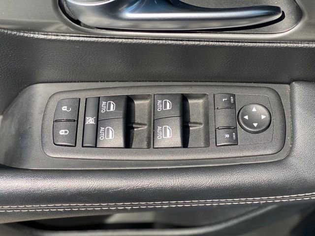 Used 2025 Chrysler Pacifica Select image 13