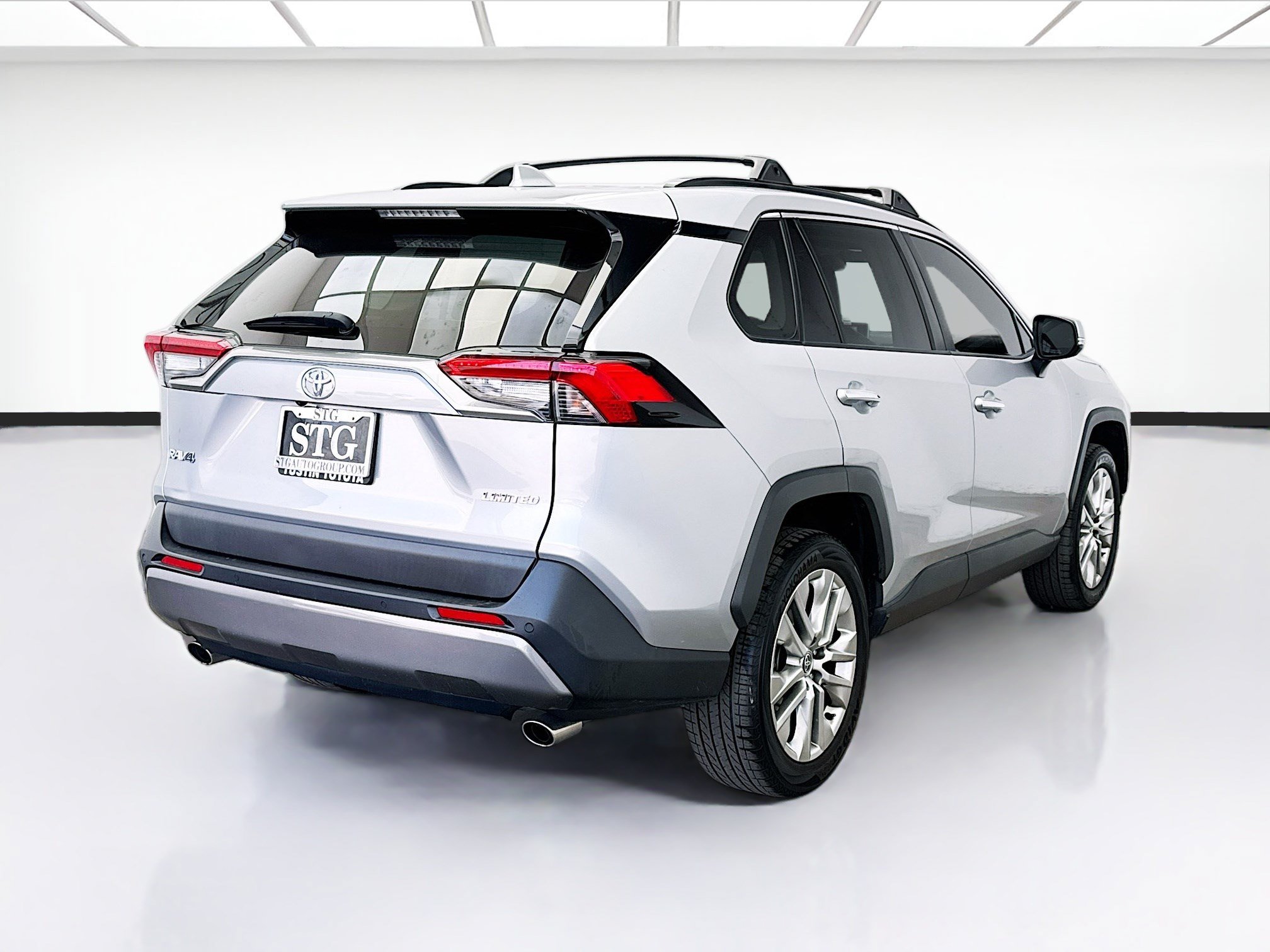 Used 2021 Toyota RAV4 Limited w/ Carpet Mat Package (TMS) FWD image 4