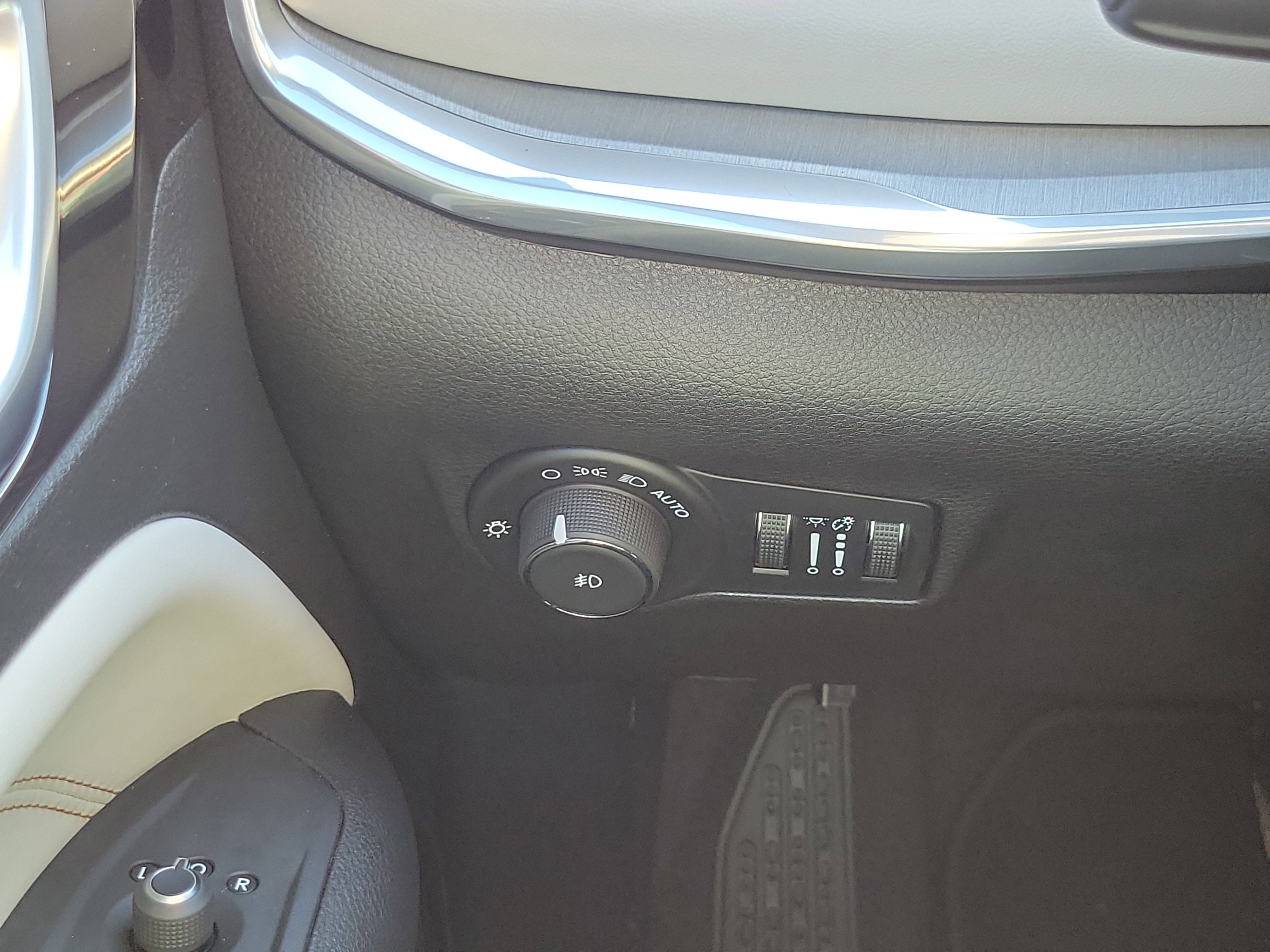 Used 2024 Jeep Compass Limited w/ Sun and Sound Group image 11