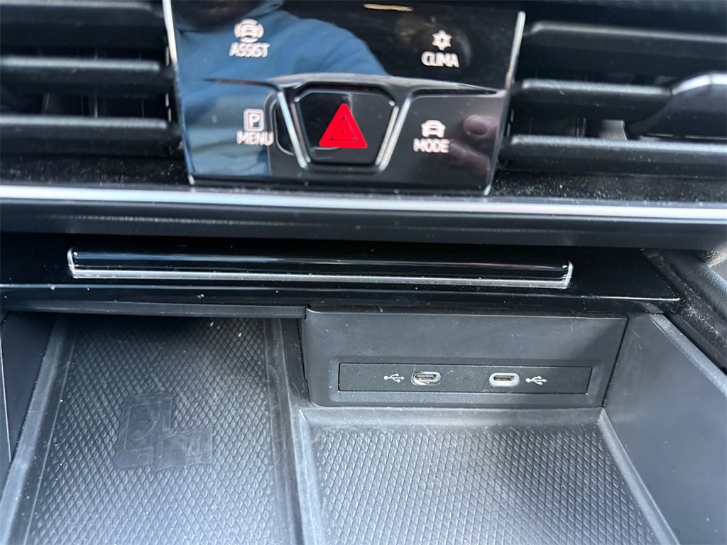 Used 2024 Volkswagen Atlas Cross Sport SE image 31