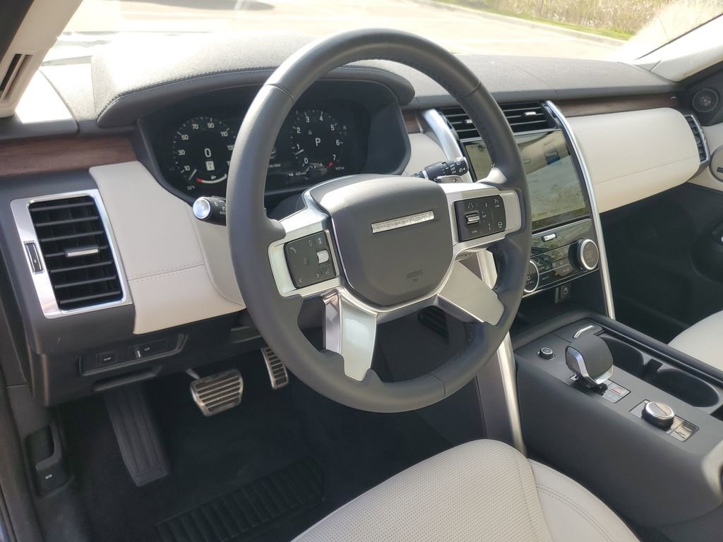 Used 2025 Land Rover Discovery Dynamic SE AWD/4WD image 16