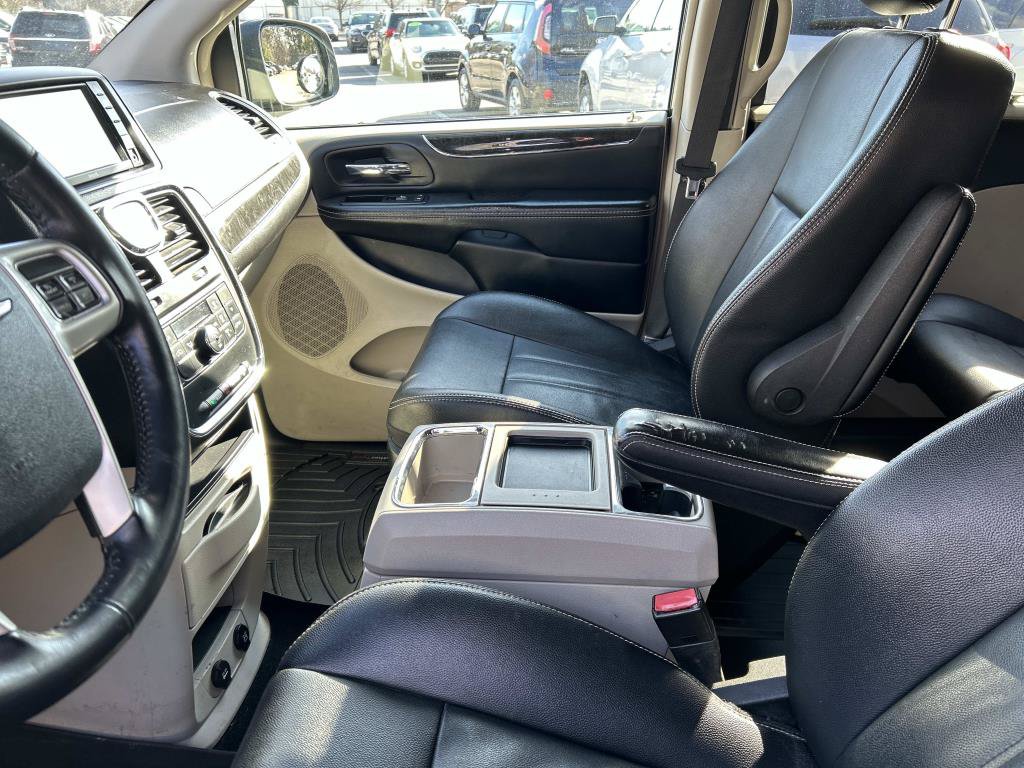 Used 2015 Chrysler Town & Country Touring FWD image 21