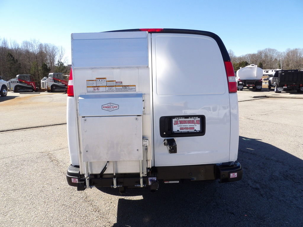 Used 2022 Chevrolet Express 3500 w/ Driver Convenience Package image 6
