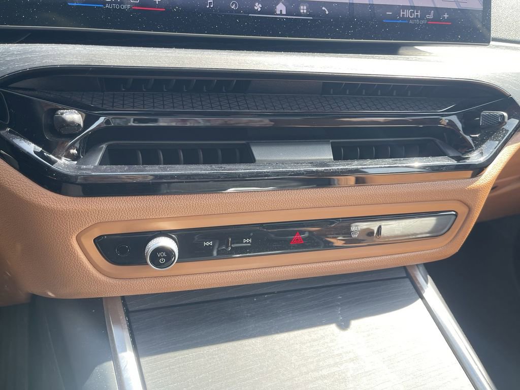 Used 2025 BMW 330i xDrive Sedan image 25