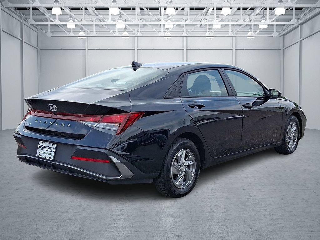 Certified 2025 Hyundai Elantra SE w/ Cargo Package FWD image 4