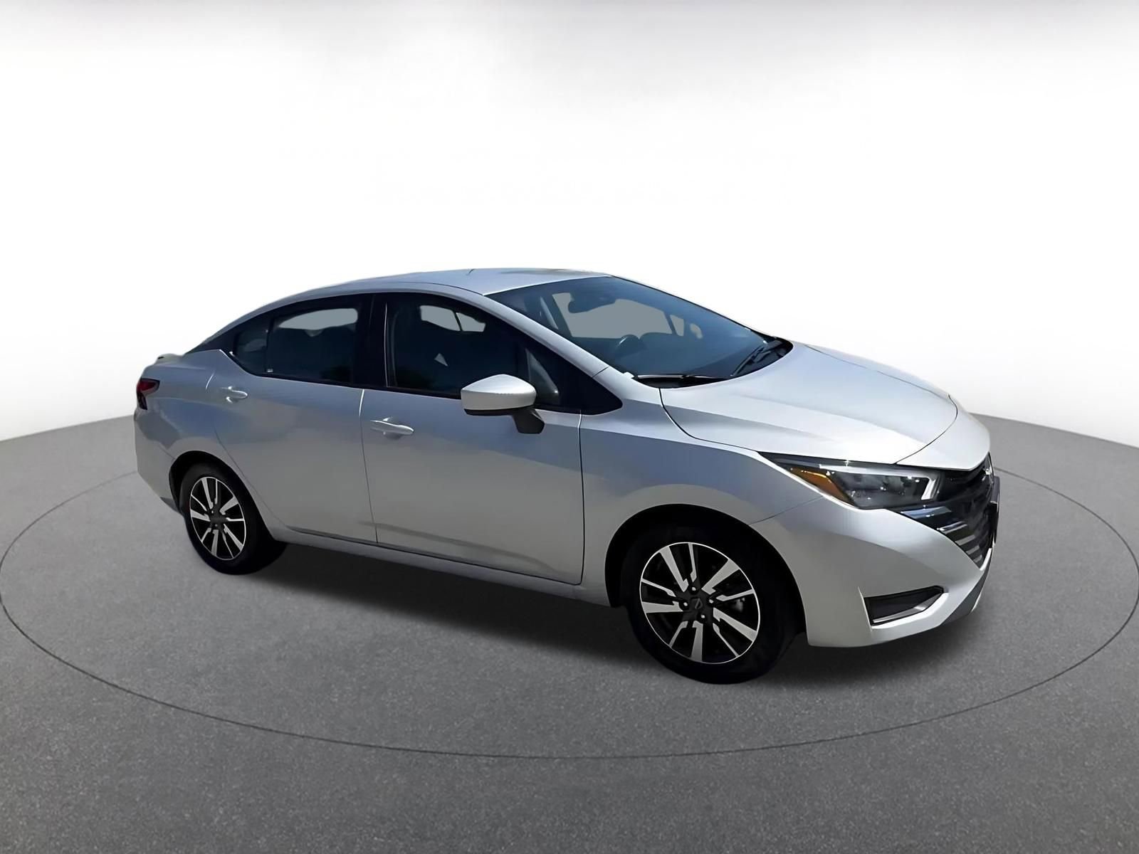 Used 2025 Nissan Versa SV image 2