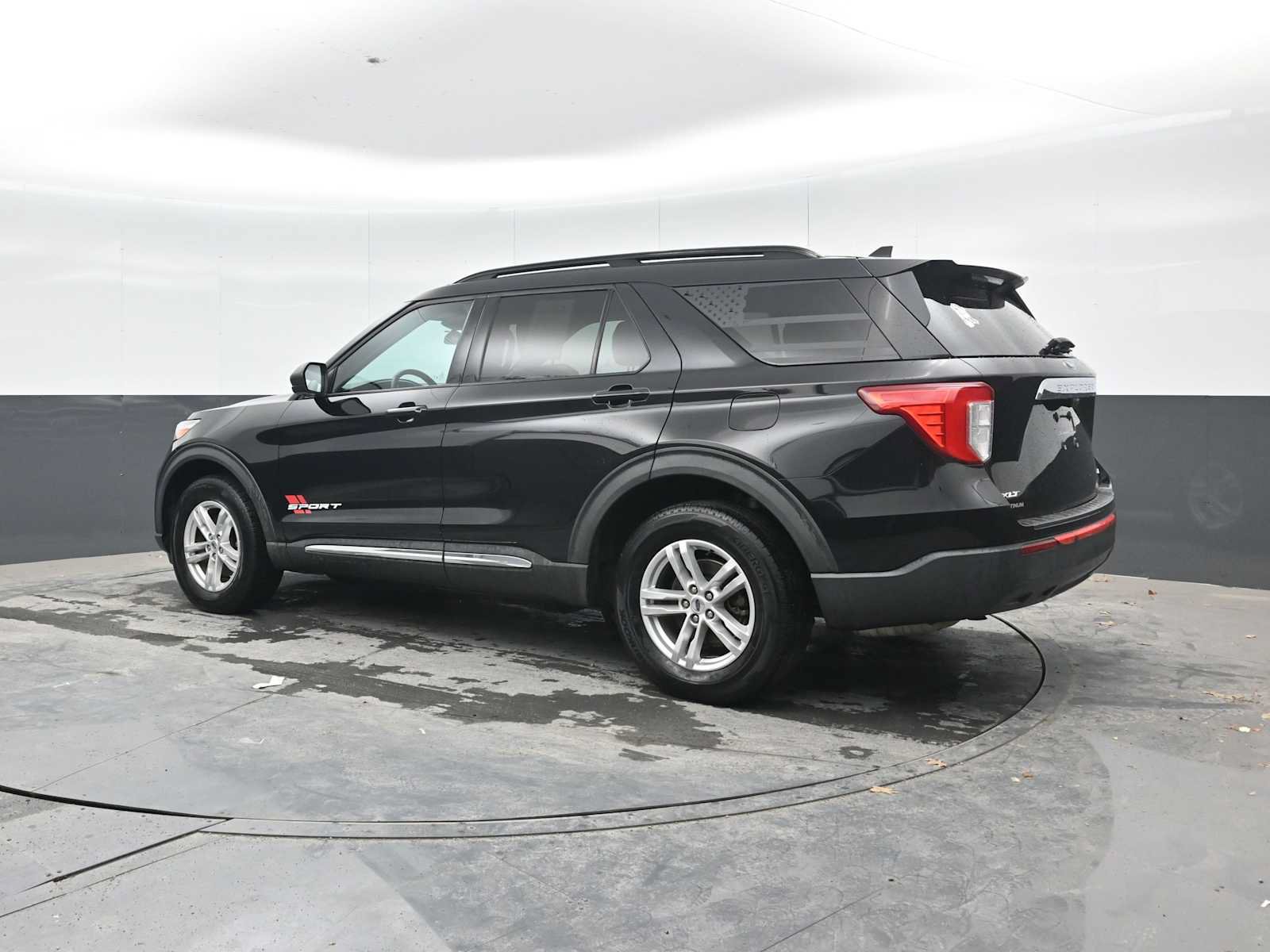 Used 2021 Ford Explorer XLT AWD/4WD image 2