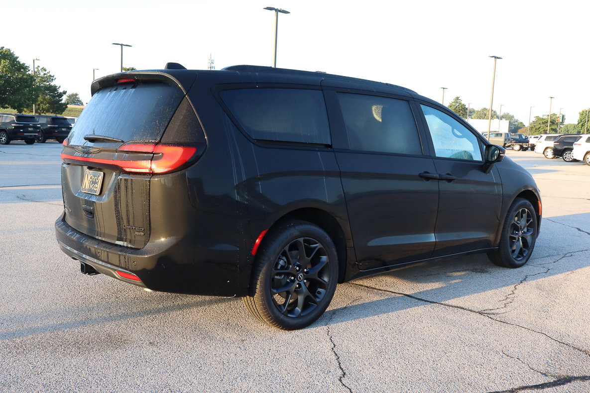 New 2026 Chrysler Pacifica Limited w/ S Appearance Package image 5